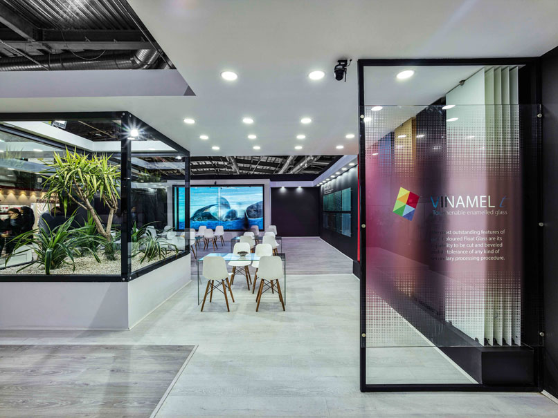 غرفه نمایشگاه شیشه